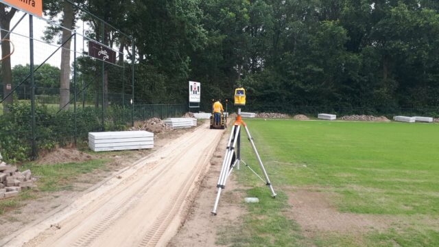 Nedabo B.V. - Het profileren van zandbaan rondom sportveld.