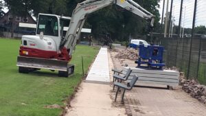 Nedabo B.V. - Het aanbrengen van betonplaten rondom sportveld.