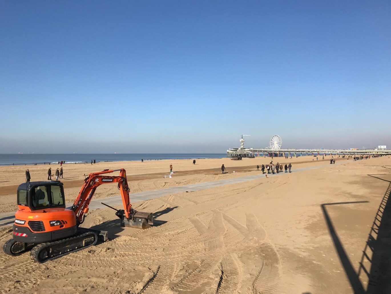 Nedabo B.V. - Leggen van betonplaten op Scheveningse strand.