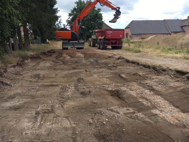 Nedabo B.V. - Legploeg voor het realiseren van grondwerk.