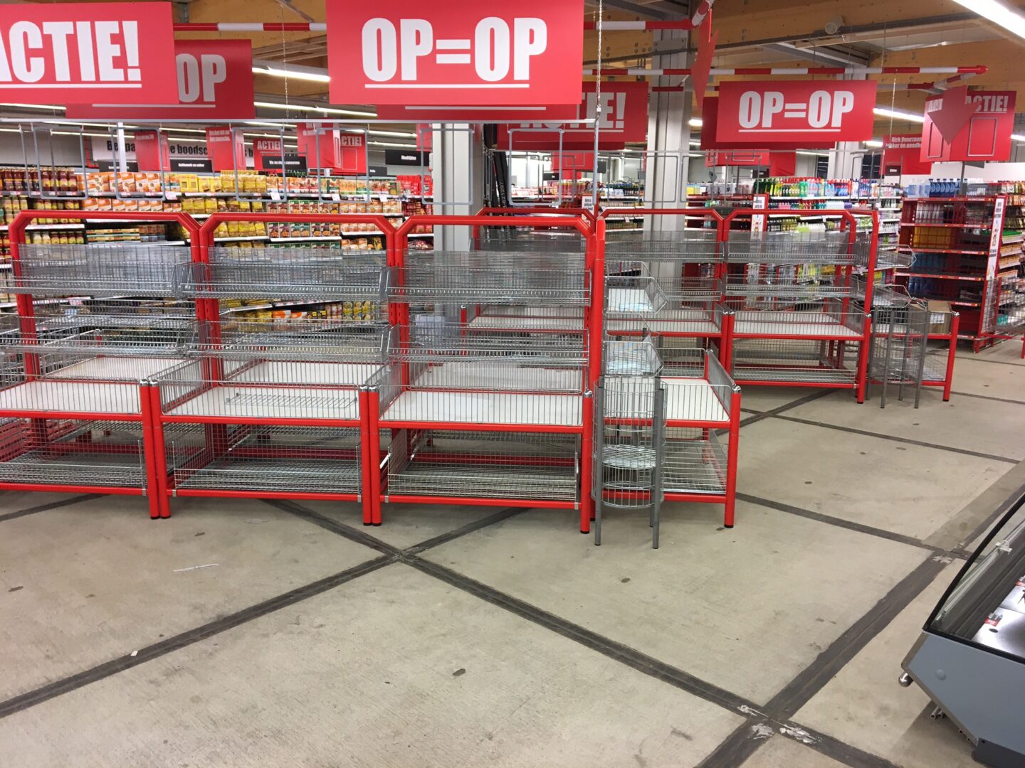 Nedabo B.V. - Tijdelijke verharding Stelconplaten met terugkoop in supermarkt Dirk van den Broek