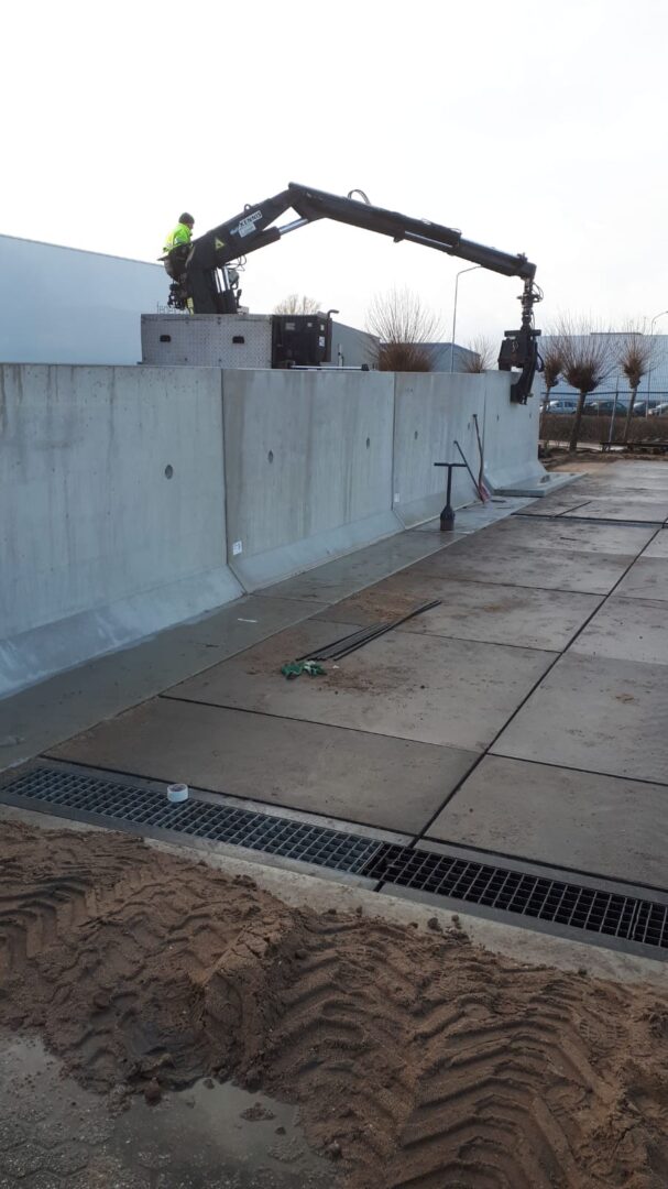 Nedabo B.V. - Het plaatsen van keerwanden.